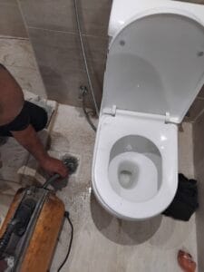 سباك شركة الفوذان لأعمال السباكة وكشف تسربات المياه وتسليك المجاري