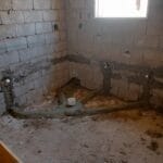 تسريب المياه من سقف الحمام شركة الفوذان لأعمال السباكة وكشف تسربات المياه